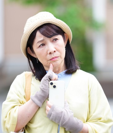 スマホの操作に悩むシニア